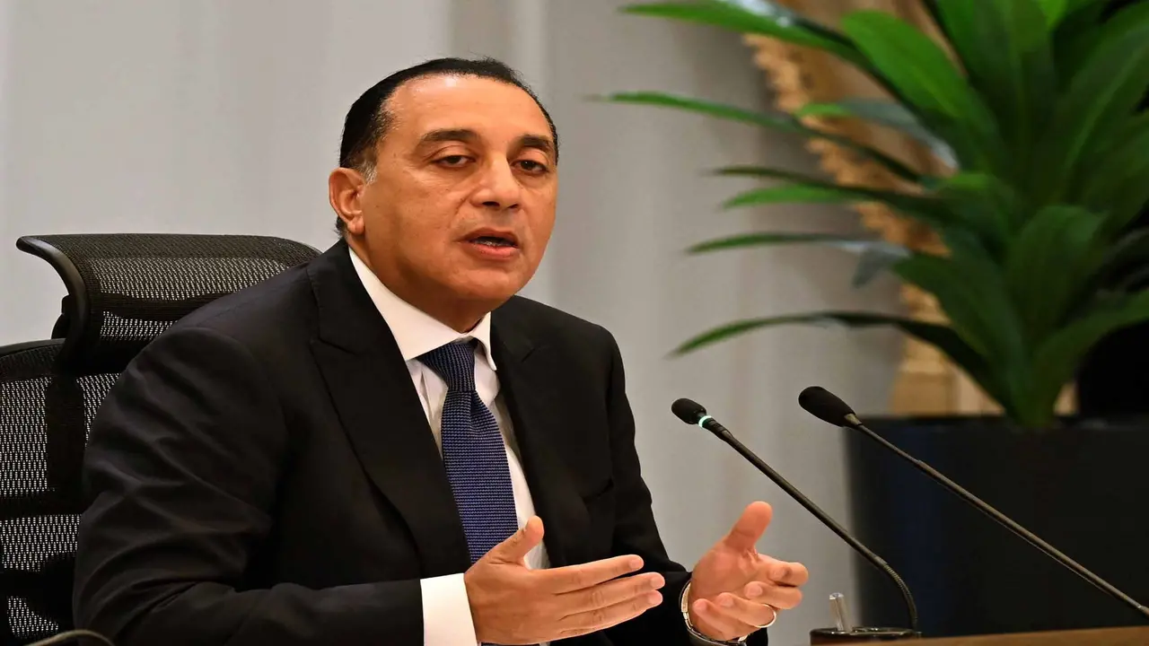 الحكومة تحسم الجدل حول أزمة تدبير العملة وتتوعد بمواجهة الممارسات الاحتكارية بالأسواق